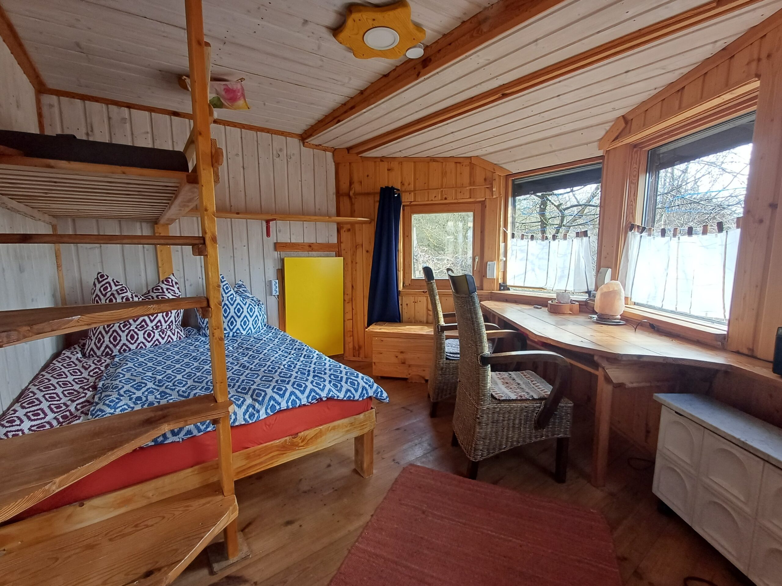 Das größere Zimmer im Gartenhaus